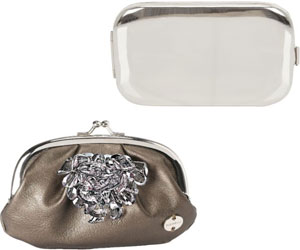   مصر اليوم - فولكوم تطرح مجموعة جديدة من محافظ السيدات