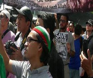   مصر اليوم - تظاهرات أمام الجامعة العربية لرفض التدخل الروسي والإيراني في سورية