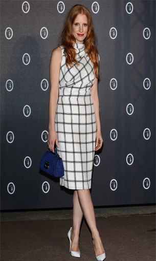 مصر اليوم - جيسكا شاستين متألقة بفستان أبيض وأسود