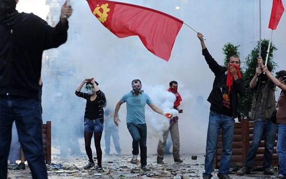   مصر اليوم - المظاهرات التركية تتواصل وبريطانيا تحذر مواطنيها وأميركا تعرب عن قلقها