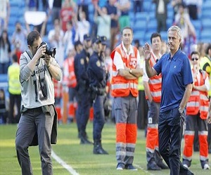   مصر اليوم - مورينيو في يوم وداعه هتافات مؤيدة وصيحات استهجان ولوحة تذكارية