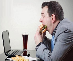   مصر اليوم - 5 أنواع من الأطعمه لحماية مستخدمي الكمبيوتر