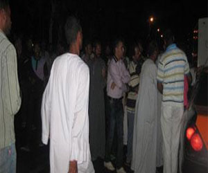   مصر اليوم - أهالي كفر شكر يقطعون طريق بنها المنصورة بسبب اختفاء فتاة