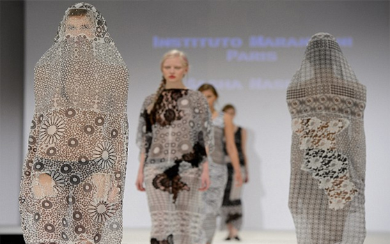 مصر اليوم - أغرب التصميمات في أسبوع موضة الخريجين