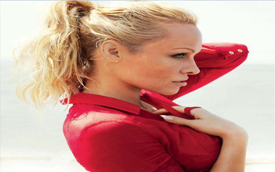 مصر اليوم - باميلا أندرسون تُظهر منحنياتها على صفحات فوغ