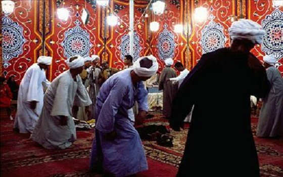 مصر اليوم - آلاف المصريين يحتفلون بمولد السيدة زينب