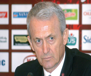   مصر اليوم - المدرب الإسباني فلورو مطالب بدفع 350 ألف يورو للوداد