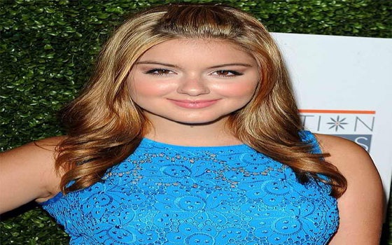 مصر اليوم - أرييل وينتر تشعل الأجواء بثوب أزرق ساخن