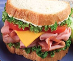   مصر اليوم - ساندويتش اللانشون بالشيدر