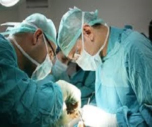   مصر اليوم - مدخن يحمل قلبه بعد إجراء عملية زراعة قلب جديد