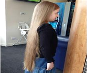   مصر اليوم - صاحبة أطول شعر في بريطانيا طفلة عمرها 8 سنوات