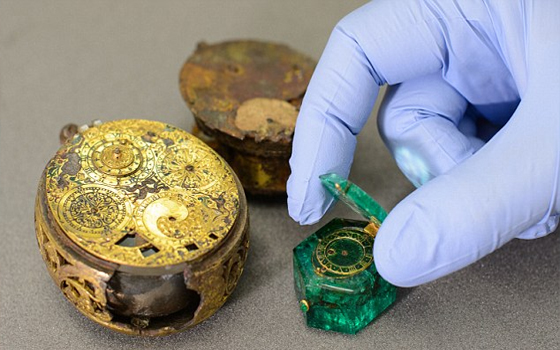 مصر اليوم - متحف لندن يعرض مجموعة كنوز نادرة دفنت في قبو قبل 350 عامًا