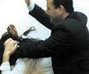   مصر اليوم - كويتي يمزّق ثياب صديقته ويشبعها ضربًا