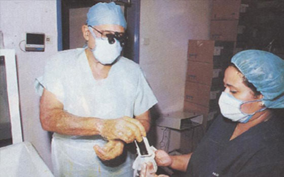 مصر اليوم - مجدي يعقوب يجري 3 عمليات قلب مفتوح