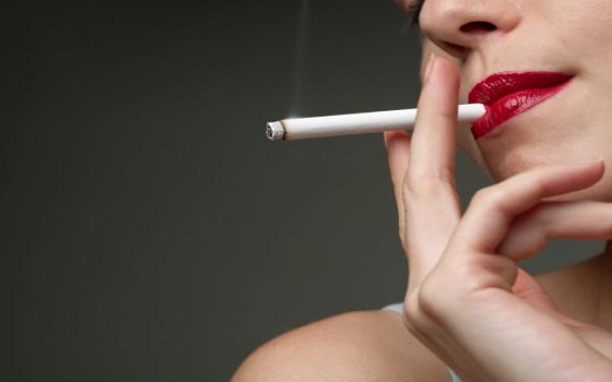 مصر اليوم - أسلوب الحياة مسؤول عن رؤية المرأة أصغر من سنها الحقيقي بـ10 سنوات