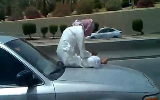   مصر اليوم - مغامر سعودي يجلس على غطاء محرك سيارة تسير بسرعة 50 ميل