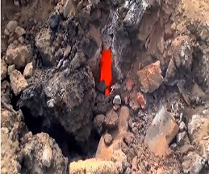 مصر اليوم - خروج نيران ودخان من باطن الأرض يثير الذعر باليمن