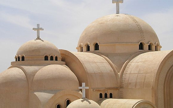   مصر اليوم - مرسي يصدر قرارًا ببناء الكنيسة الأولى في عهده بعد 17 عامًا من طلب إنشائها