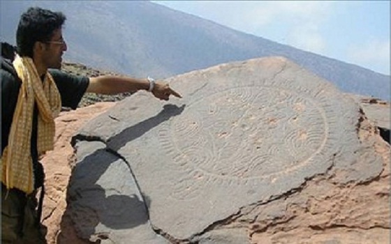 مصر اليوم - نقوش تاريخية تعيد الحياة لقرية مغربية فقيرة