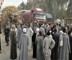   مصر اليوم - السائقون يقطعون الطريق الدولي في وسط سيناء مطالبين بالأمن