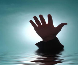   مصر اليوم - النيابة تصرح بدفن جثة مدرس لقي حتفه غرقًا في البحر الأحمر