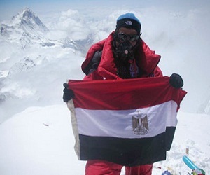   مصر اليوم - المغامر المصري عمر سمرة يتسلق أعلى 7 جبال في العالم