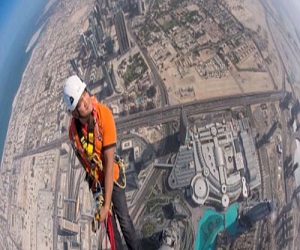   مصر اليوم - مصور يصعد برج الخليفة في دبي برفقة عمال الصيانة