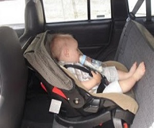   مصر اليوم - الأب نسيه في المقعد الخلفي لسيارته فمات الطفل مختنقًا