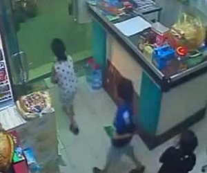   مصر اليوم - أطفال يسرقون أموال من محل بقالة في الرياض