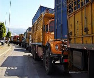   مصر اليوم - السائقون يقطعون الطريق الدولي في وسط سيناء مطالبين بالأمن