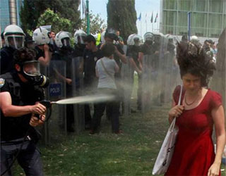   مصر اليوم - المرأة ذات الرداء الأحمر تحولت رمزًا للاحتجاجات