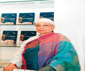 مصر اليوم - صراحة لونية تخترق سطح اللوحة وإطارها في غاليري جام آرت في دبي