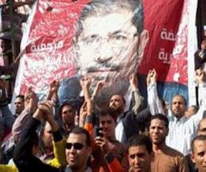   مصر اليوم - مؤيدو مرسي يتظاهرون أمام قاعة المؤتمرات قبل الاجتماع مع قوى الإسلام السياسي