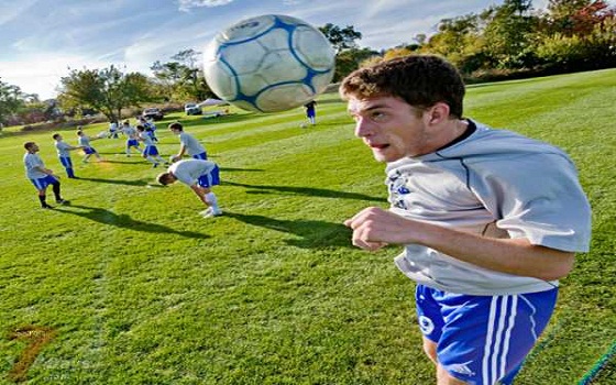 مصر اليوم - دراسة علمية تثبت أن ضربات الرأس في مباريات كرة القدم تؤثر على المخ