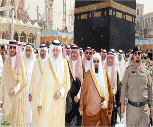   مصر اليوم - الفيصل يتشرف بغسل الكعبة بمزيج زمزم وماء الورد