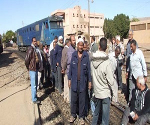   مصر اليوم - قطع شريط السكك الحديدية جنوب الأقصر احتجاجًا على نقص مياه الشرب