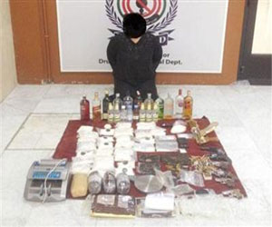   مصر اليوم - ضبط أسلحة وخمور ومخدرات مع رئيسة عصابة في الكويت