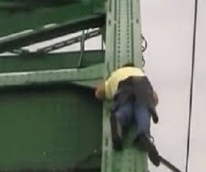   مصر اليوم - مخمورٌ غالبه النعاس فنام على حافة جسر فوق النهر