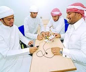   مصر اليوم - طلبة جامعة خليفة يستعرضون مشاريعهم في يوم الابتكار الهندسي