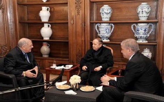   مصر اليوم - بوتفليقة يظهر في أول صورة له خلال اجتماعه مع سلال