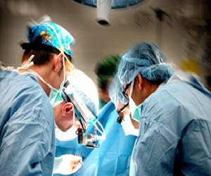 مصر اليوم - رسالة في ملابس سوري تكشف تنسيقًا غير مباشر مع الأطباء الإسرائيليين