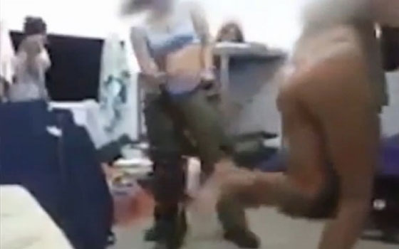 مصر اليوم - مجندات إسرائيليات يضعن فيديو على فيسبوك يظهرن فيه بالسلاح شبه عاريات