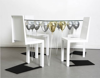 مصر اليوم - طاولة معلقة تعتمد على بالونات ذهبية لامعة