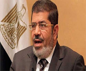   مصر اليوم - السادات يطالب مرسي بإقالة الحكومة لتهدئة الشارع