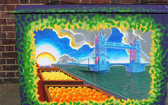 مصر اليوم - رسوم زاهية الألوان على هياكل محولات الكهرباء والهواتف العمومية