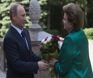   مصر اليوم - بوتين يمنح أول رائدة فضاء في العالم وسام ألكسندر نيفسكي