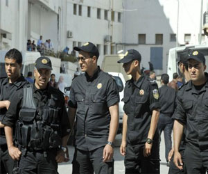 مصر اليوم - تعرض صحافيين للضرب بأيدي الشرطة التونسية