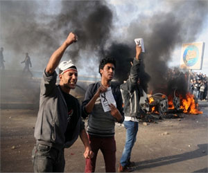   مصر اليوم - اشتباكات بين مؤيدي ومعارضي مرسي عقب صلاة  الجمعة في حضوره