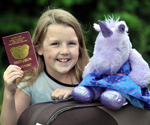   مصر اليوم - فتاة تعبر الجمارك التركية بجواز سفر لعبة يعرفها على أنها وحيد القرن