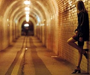   مصر اليوم - أتصل بالشرطة ليشتكي من شكل  مومس